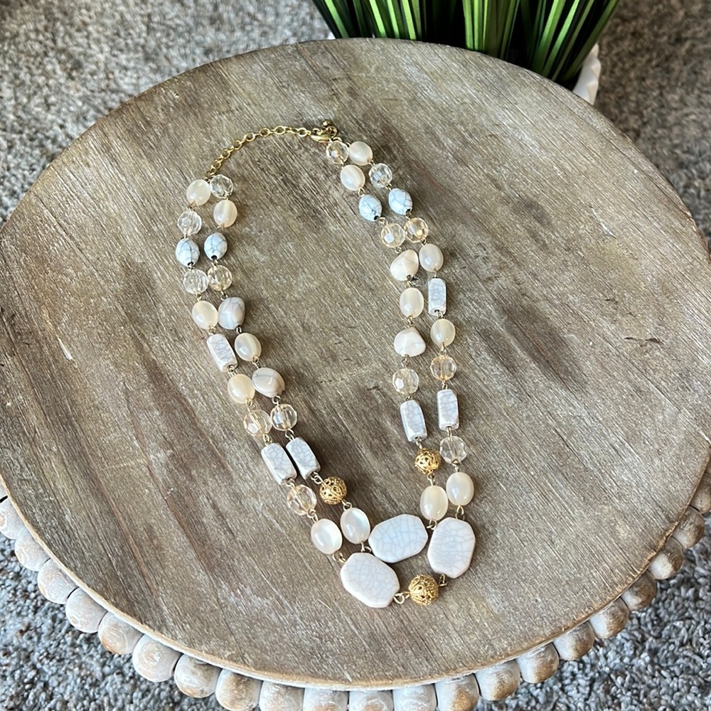 Beautiful neutral necklace.